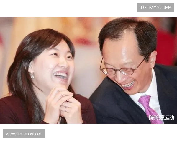 伏明霞穿着运动服逛奢侈品店，旁边跟着一堆保镖，这日子谁顶得住啊？