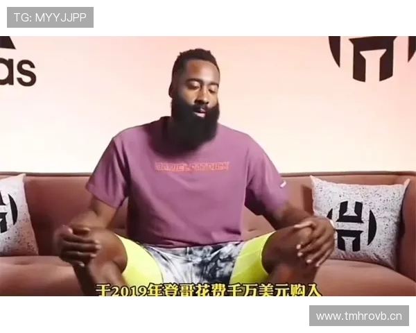 哈登居然在豪宅厨房做饭？隔壁邻居都愣了，这生活也太不像篮球明星了吧！